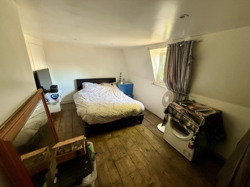 Lot: 116 - VACANT MIXED-USE BUILDING IN TOWN CENTRE - Bedroom one